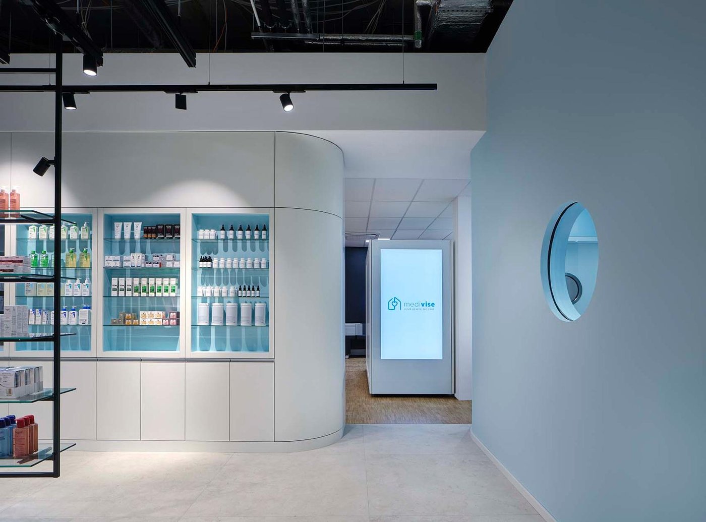 Apotheke Deiker Höfe, Düsseldorf — moderne Apotheken-Innenarchitektur